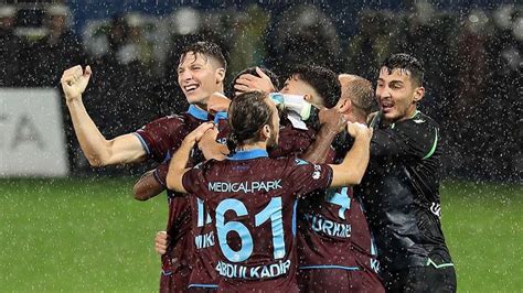K­a­r­a­d­e­n­i­z­ ­d­e­r­b­i­s­i­n­d­e­ ­g­ü­l­e­n­ ­t­a­r­a­f­ ­T­r­a­b­z­o­n­s­p­o­r­